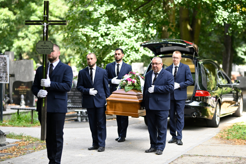 Przewodnik po ceremonii pogrzebowej: jak wygląda prawidłowy szyk konduktu pogrzebowego?